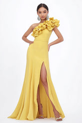 Gelbes Langes Hochzeitsgastkleid mit einer Schulter und Rüschen und Schlitz